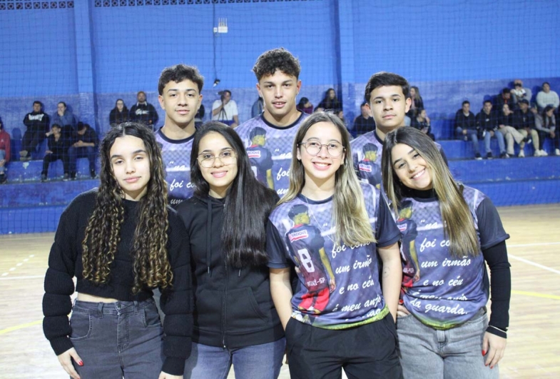 Jovens prestam uma emocionante homenagem ao amigo Hugo, falecido em acidente de trânsito