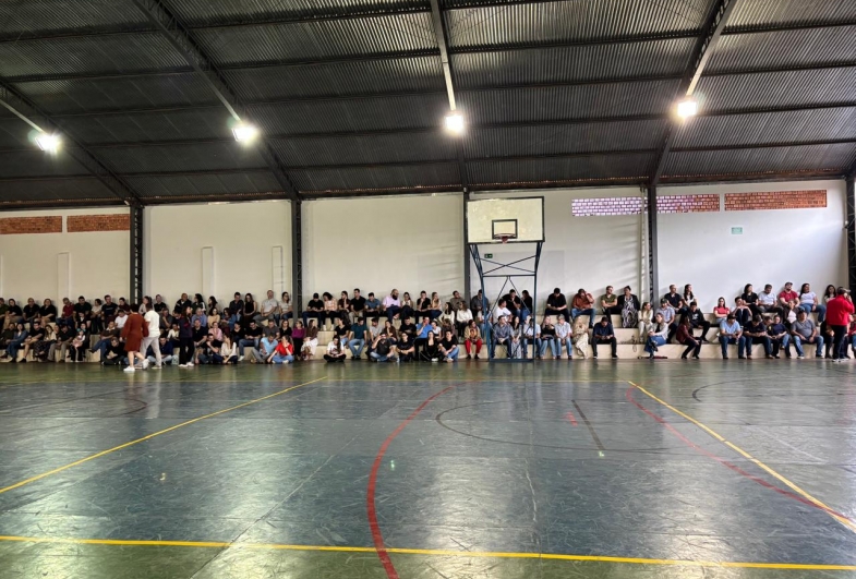 Famílias acompanharam com emoção as apresentações  dos alunos durante a celebração do Dia dos Pais