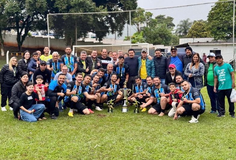 A equipe campeã Grêmio com autoridades e secretários do municipio