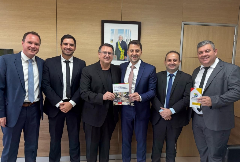 Reunião com Carlos Tomé, secretário executivo do Ministério das Cidades, buscando investimentos em infraestrutura, mobilidade urbana e principalmente para construção de piscinões para acabar com os pr