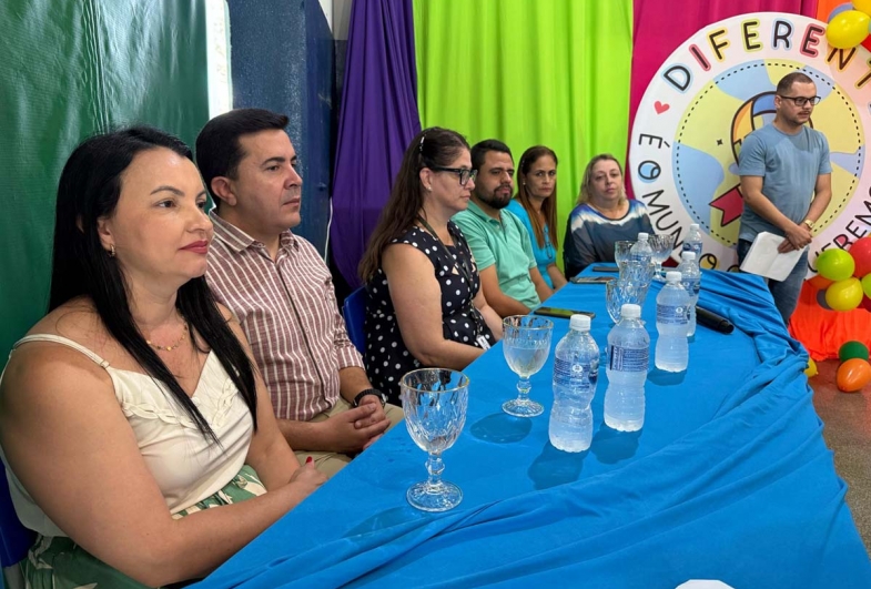 Primeira-dama Valdirene,prefeito Cristiano Amorim, dirigente regional de ensino Elaine Kaiser, secretário da saúde Cristiano Rocha, vereadora Preta,secretária de Educação Gilmara Turquesi