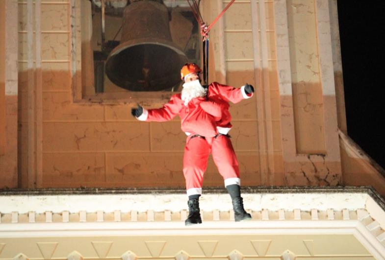 Papai Noel desce de tirolesa e anuncia chegada do Natal em Avaré