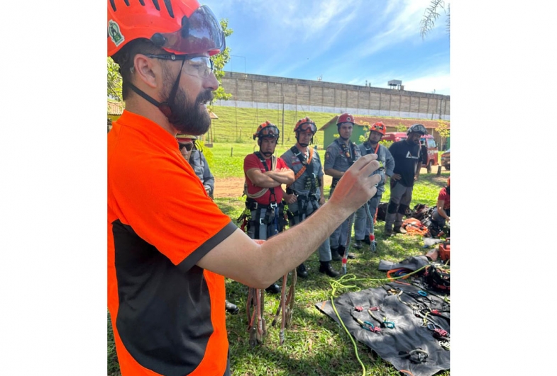 Instrutor explica técnicas aos participantes