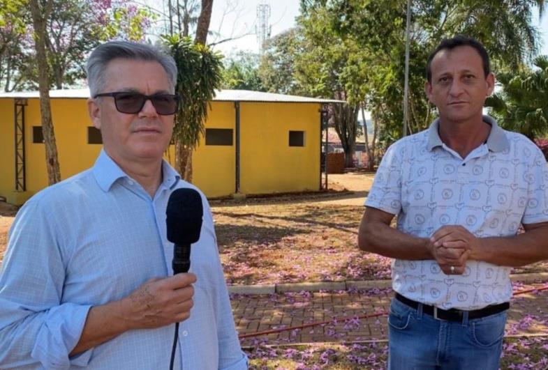 Isnar e o vice Sérgio acompanham as obras na Praça em Sarutaiá 