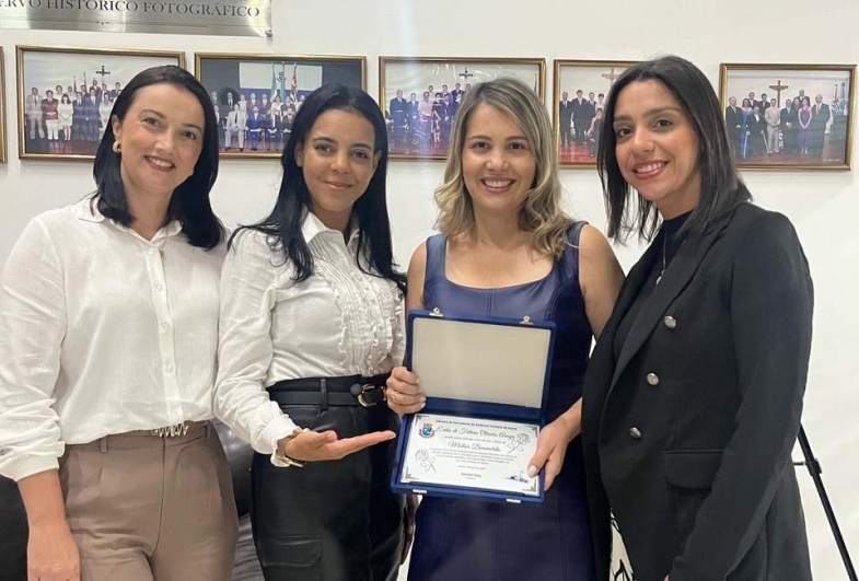 Primeira-dama Érika registra fotos com a placa em sua homenagem