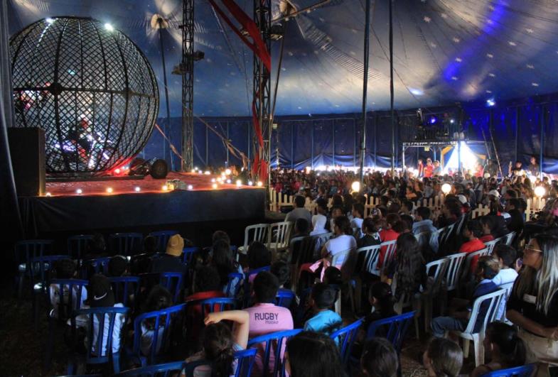 Crianças participam de espetáculo no Illusion Circus em Avaré