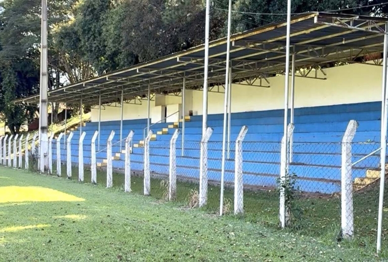 Campo de futebol receberá manutenção no gramado e adequações nas arquibancadas