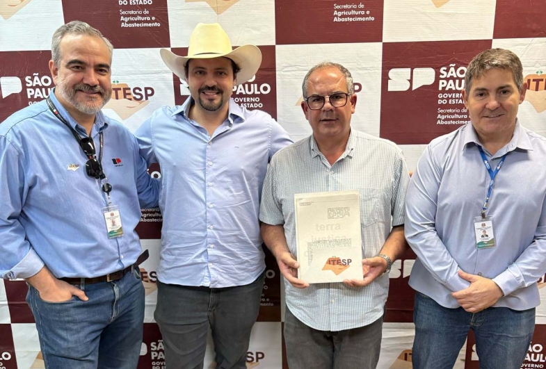 Diretor executivo Lucas Bressanin e prefeito de Fartura Marcu00e3o do Haras, acompanhados da equipe do Itesp