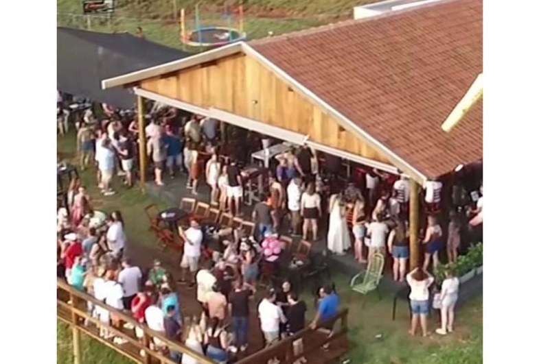 A beleza exuberante do mirante e a culinária atraem centenas de pessoas