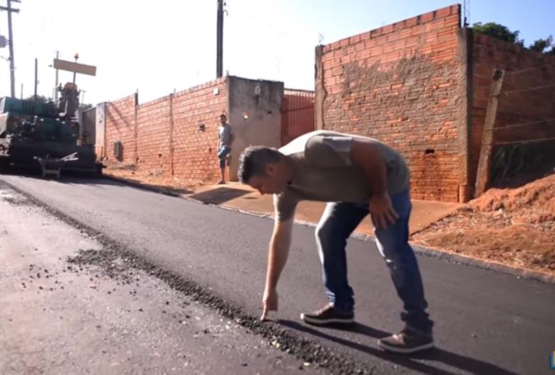 Prefeito Douglas Benini vistoria recape do Bairro Rio Verde 