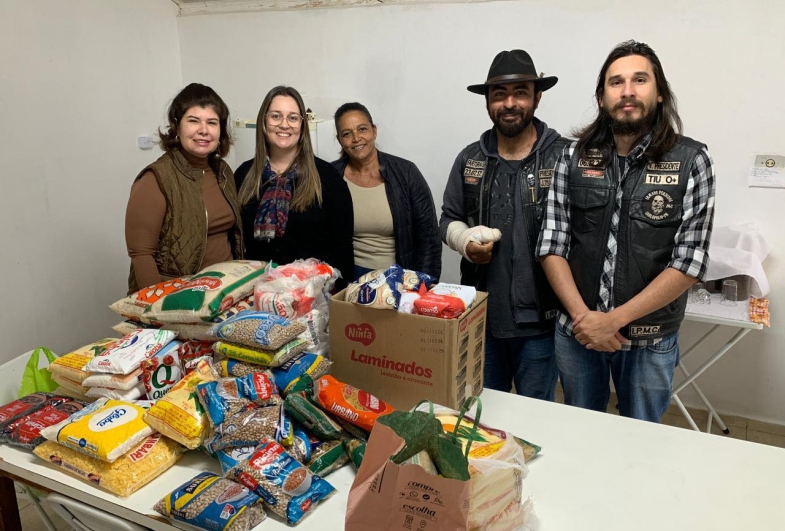 Fundo Social  de Fartura recebe doações do Moto Clube Irmãos Perdidos  