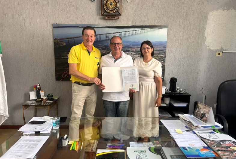 Centro de Educação da Vila de Fátima – Kuti em registro  oficial com o prefeito Luiz Marcos e a secretária  municipal de Educação, Renata Amaro