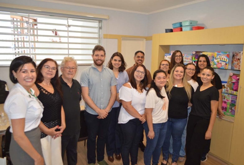 Marcia Rocha, Marcia Benelli, Dr. Nilton, Dr. Caio e Dra. Lua junto aos demais profissionias que estiveram presentes