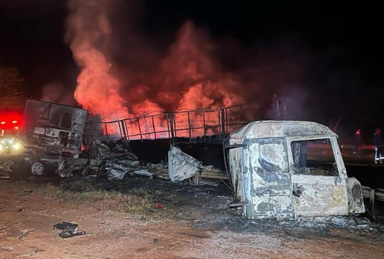 Grave acidente na SP-270 entre duas carretas Scania resulta em explosão e morte