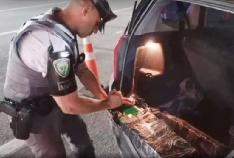 Motorista é preso com 55 tijolos de maconha em rodovia