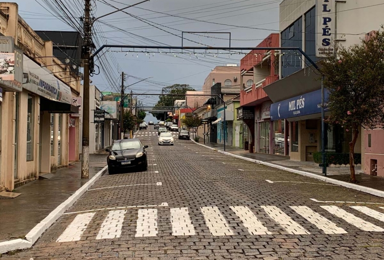 Vitrines das lojas da Rua Barão do Rio Branco chamam a atenção  dos consumidores de Fartura e visitantes