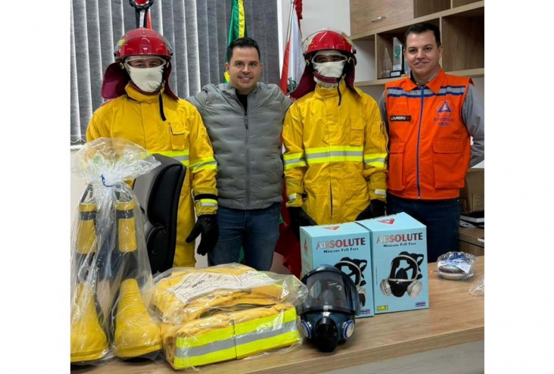 Junior Amaral, prefeito Diego do Nino, Carlos Eduardo  e gestor da Defesa Civil Wilsinho Loureiro