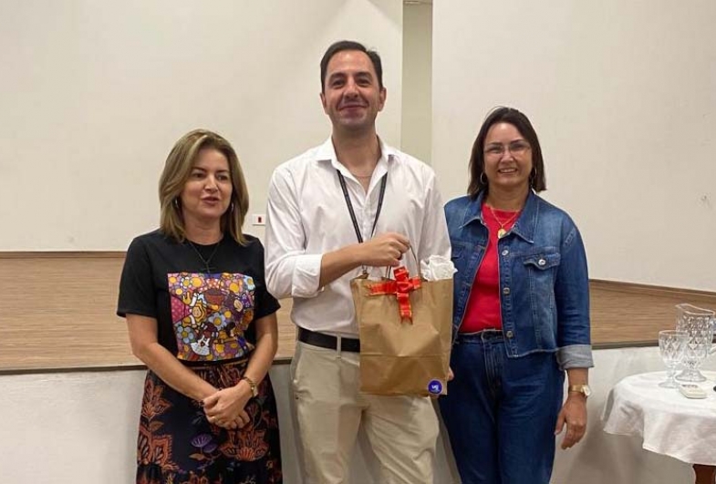 Supervisora da Educação Infantil Flavia Ribeiro,  o professor mestre Alexandre Mazeto e  secretaria da Educação Renata Amaro