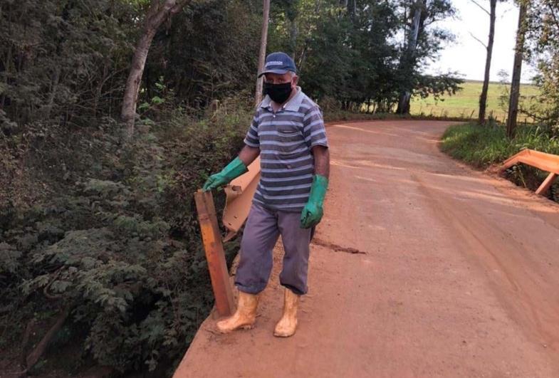Carlos Rizzo fica indignado com sacolas de lixo jogadas no Ribeirão Fartura