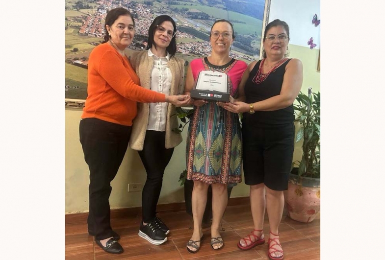 Equipe gestora da EMEF Iracema Marcondes de  Alcântara, diretora Manuela, vice-diretora Iolanda, professora Ana Lucia e Keli