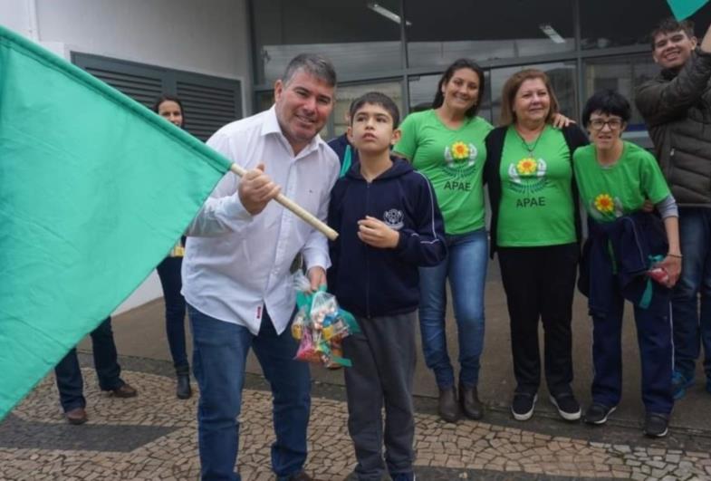 Apae de Itaporanga realiza desfile em alusão ao Setembro Verde