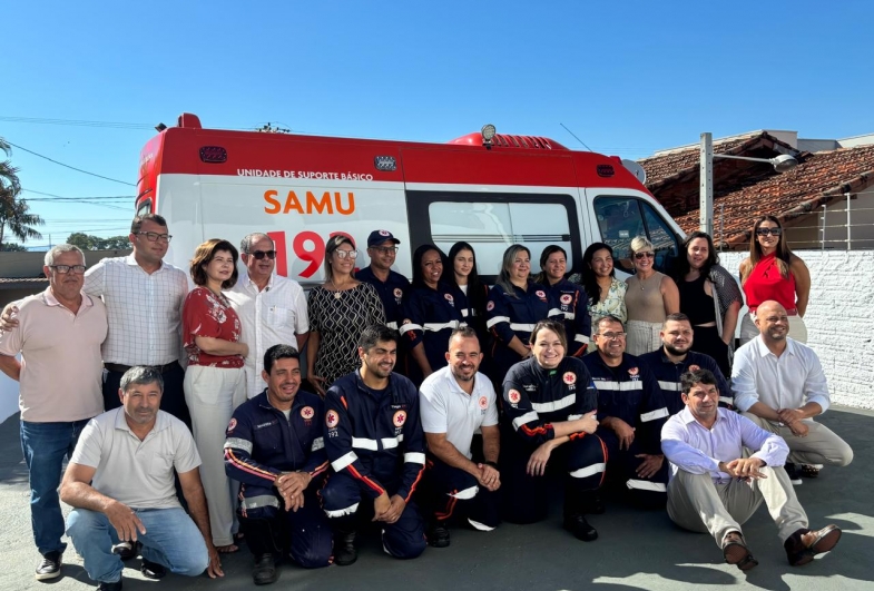 Autoridades municipais ao lado da equipe do Samu durante a inauguração do espaço