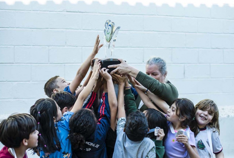 Professores e alunos que tiveram bom desempenho são reconhecidos com a entrega de medalhas referentes ao segundo bimestre de 2024
