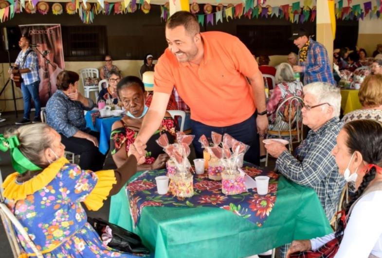 “Arraiá dos Idosos” recebe 130 pessoas para comemoração julina