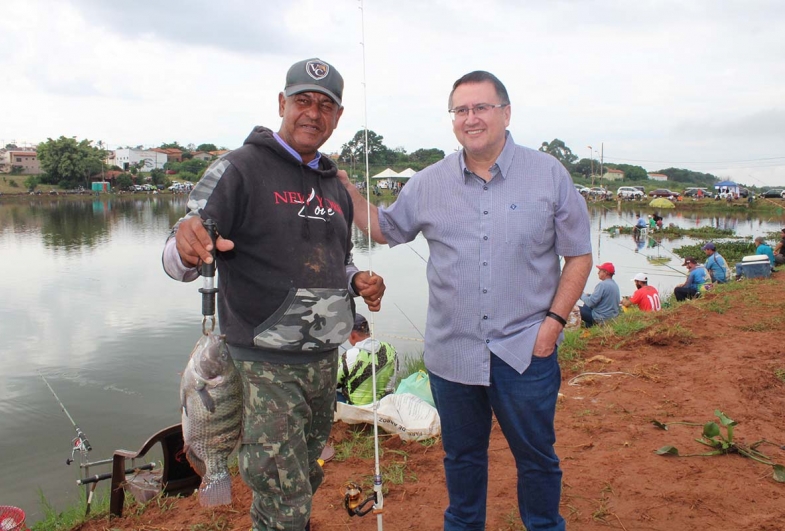 Prefeito admira o peixe fisgado por Sales
