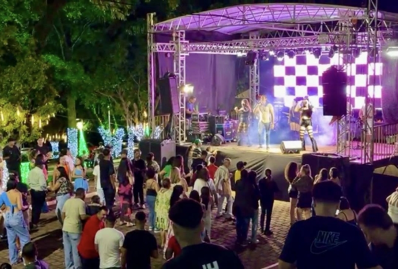 Timburienses comemoram chegada de 2026 com shows e queima de fogos