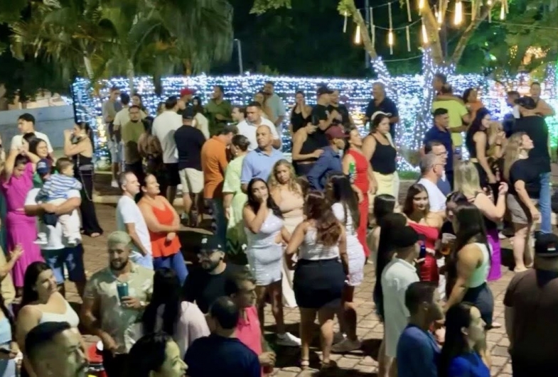 Moradores e visitantes se reuniram na Praça da Igreja Matriz