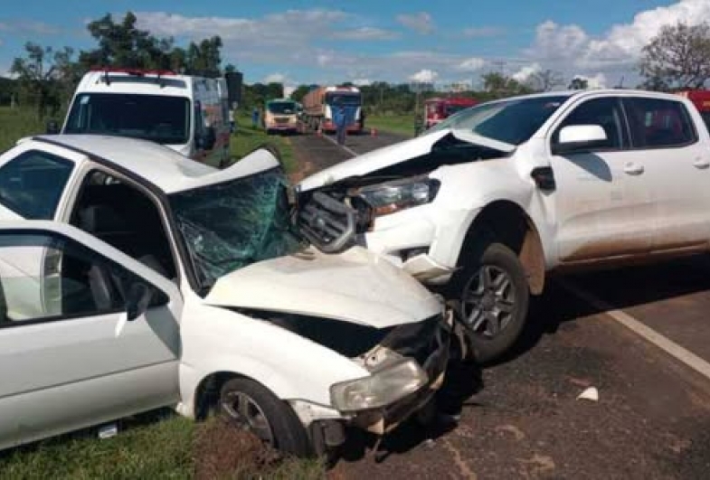 Acidente envolvendo quatro veículos na SP-255 deixa duas pessoas feridas