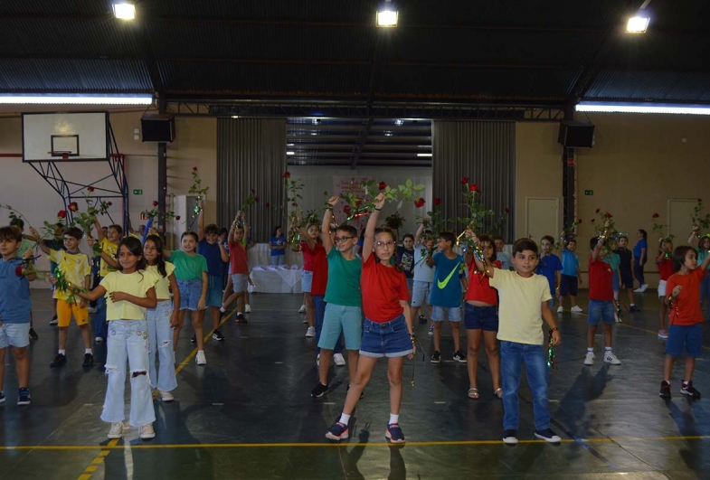 Alunos do ensino fundamental durante apresentação