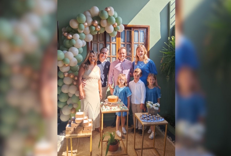 Iasmin e Maurício, Alisson,  Isabella e seus filhos