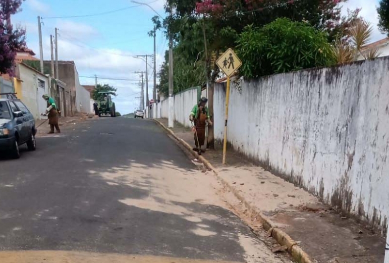 Prefeitura de Cel Macedo realiza serviços de roçada na cidade