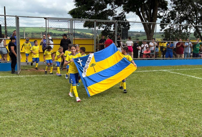 Atletas da Comissão Municipal de  Esportes com a bandeira do município