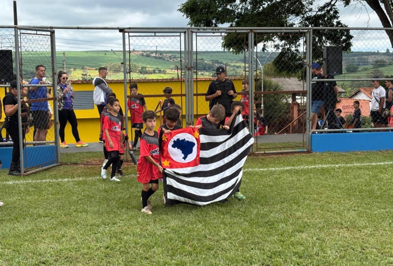 Equipe de Piraju com a bandeira do estado de São Paulo
