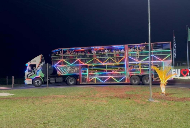 O domingo foi dedicado à diversão das famílias, com a presença da famosa Carreta Furacão, que percorreu as ruas de Timburi levando alegria e descontração