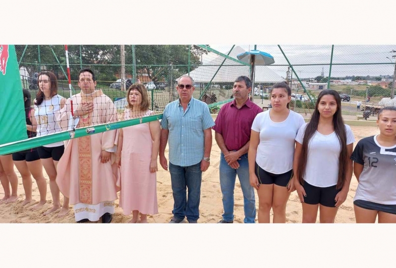 Autoridades presentes durante a abertura do1º Torneio de Vôlei de Praia na Praça Professora Berê