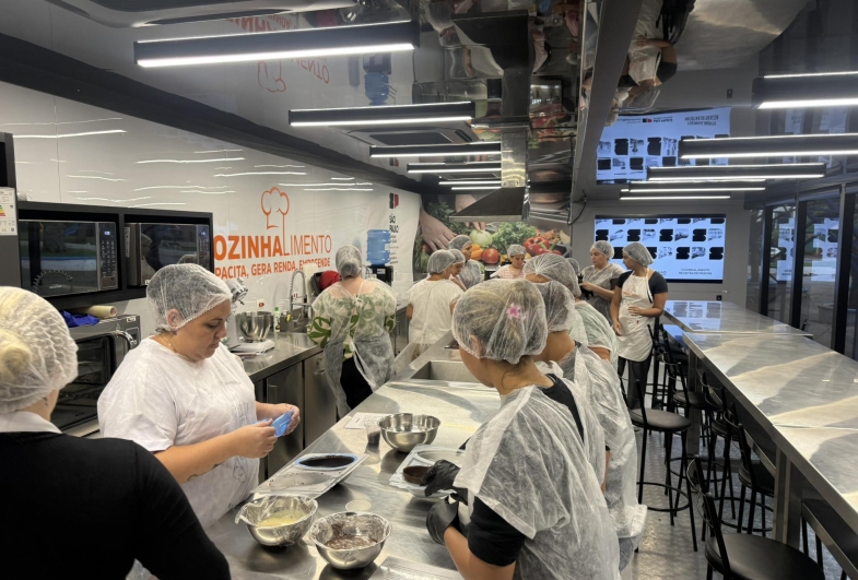 Carreta contou com uma estrutura  completa de cozinha industrial