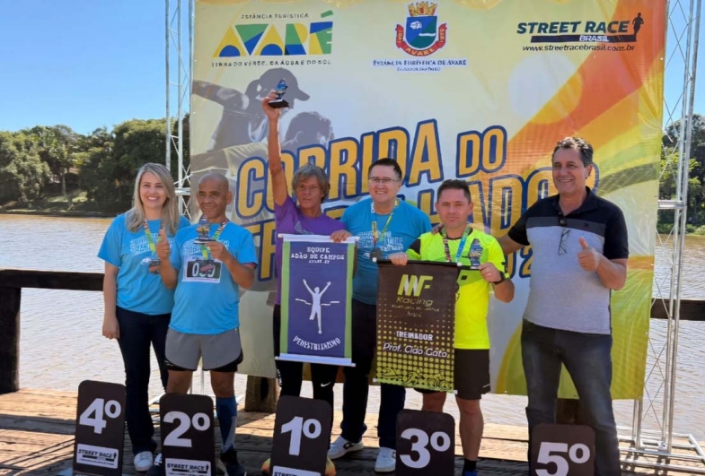 Primeira-dama Érica, prefeito Roberto e o secretário de agricultura Gerson Fiuza com os vencedores no pódio