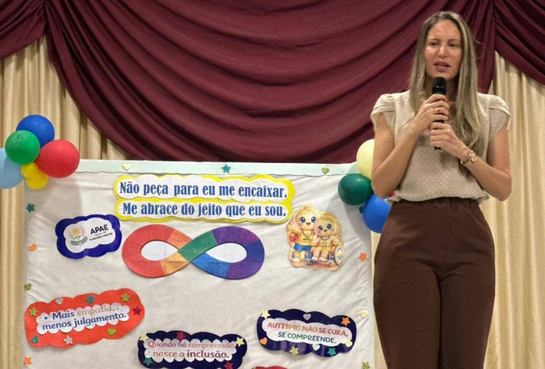 Dra. Cristiany durante a sua palestra