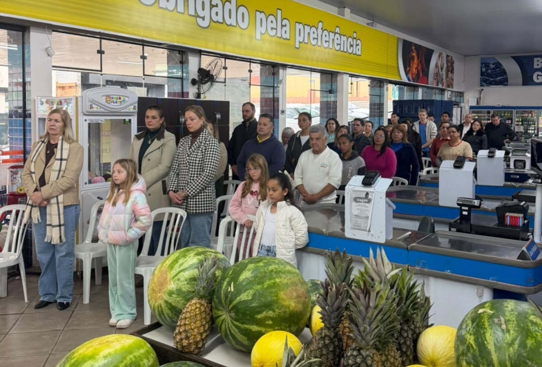 Os colaboradores acompanharam a Santa Missa