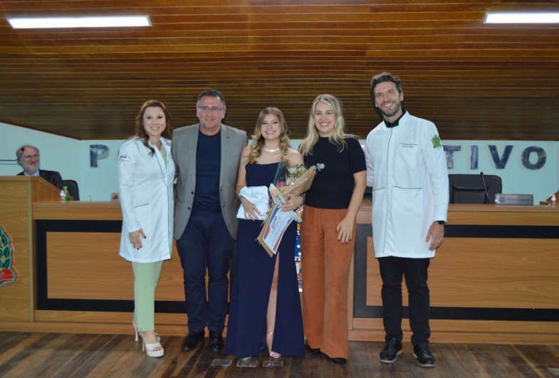 Dra. Daniela Ponce, prefeito Roberto Araujo e Érika Araujo com a filha Ana Clara, estudante de medicina, e o coordenador  do Curso de Medicina Dr. Welder Zamoner