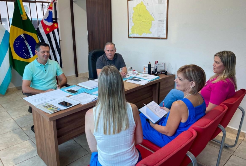 Articuladora da Atenção Básica da DRS VI-Bauru, Márcia Meira apresentou o Projeto Hipertensão e Diabetes na Atenção Básica às autoridades de Taguaí