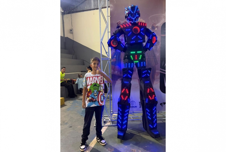 O robô de LED fez muito  sucesso com a criançada