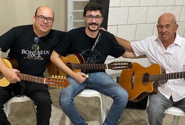Três gerações da família Rodrigues durante ensaio  com a Orquestra Regional de Viola Caipira