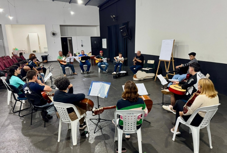 Oficinas de violão e viola caipira fortalecem cultura e integração social em Timburi