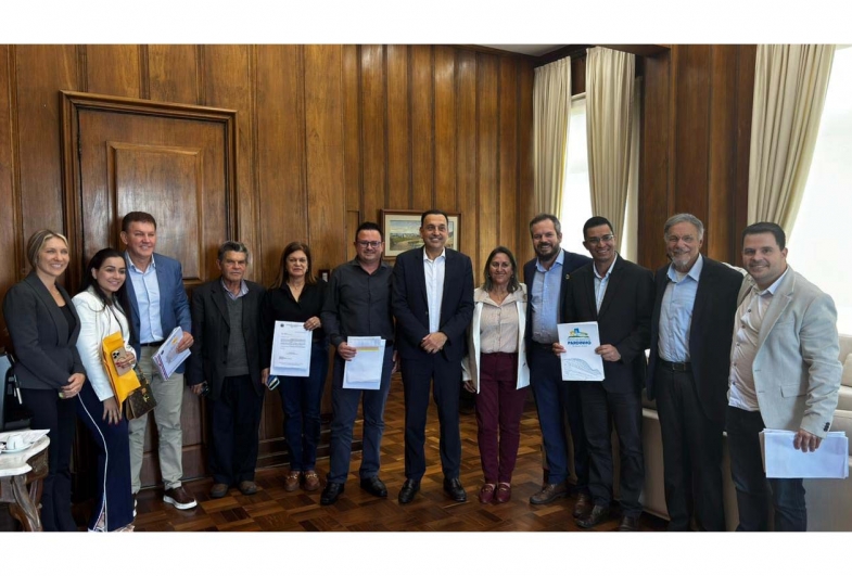 Vice-governador Felício Ramuth, Silvana Floriano (assessora do deputado  federal Marcos Pereira), prefeito Diego do Nino e demais prefeitos