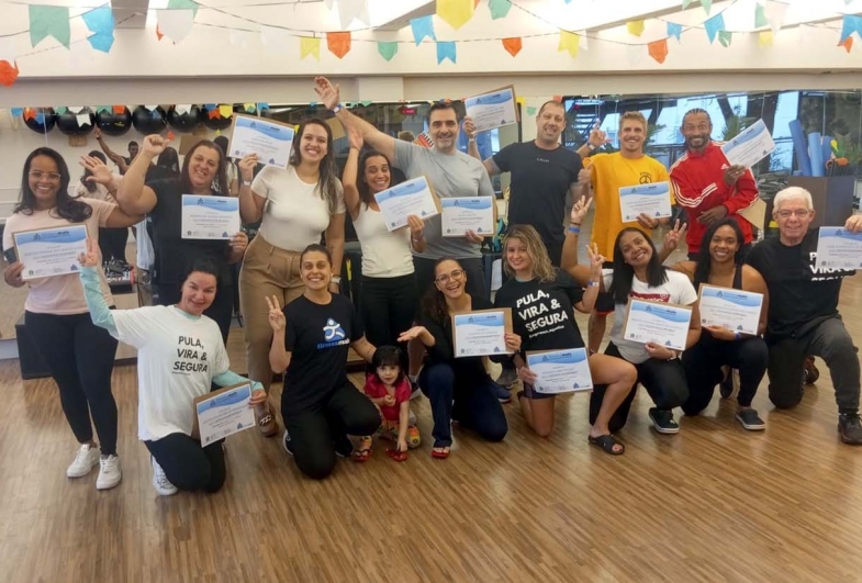 Patrícia Frezze faz curso de técnicas de segurança aquática infantil